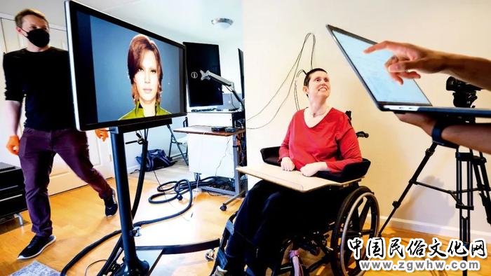 安与研究团队一起训练人工智能算法,使其能够识别与音素相关的大脑信号。图/加州大学